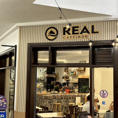 Real Bar Café